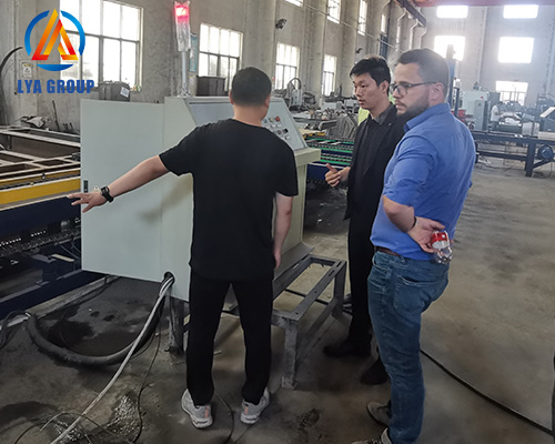 Customers to the factory inspection equipment mold